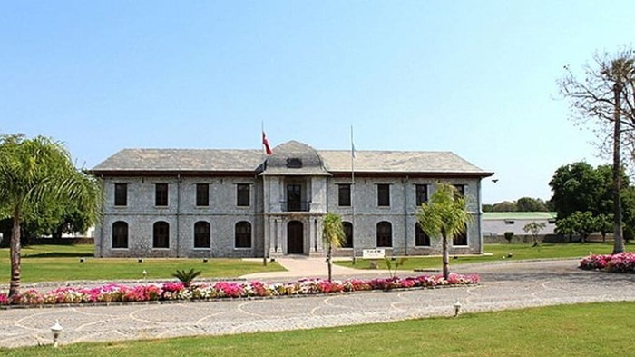 Построенный по ошибке вокзал в городе, где никогда не было железной дороги