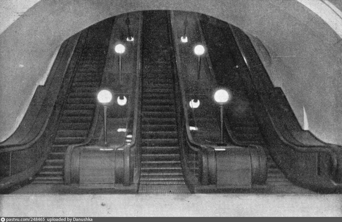 Эскалатор на станции "Лубянка", 1935. <!--noindex--><a href="https://pikabu.ru/story/stroili_vsey_stranoy_moskovskomu_metro_90_let_12726079?u=http%3A%2F%2Fpastvu.com&t=pastvu.com&h=44ec87a553be7941f5f3d0340aab231e0bb40a9c" title="http://pastvu.com" target="_blank" rel="nofollow noopener">pastvu.com</a><!--/noindex-->