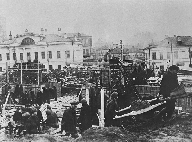 Субботник на шахте метро. Октябрь 1934 года Фото: Фотохроника ТАСС