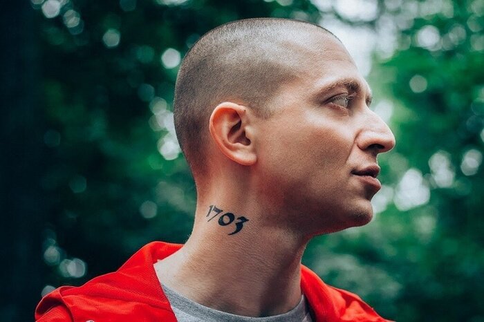 Рэпер Oxxxymiron. В реальности - Мирон Янович Фёдоров. Уроженец города Ленинграда.