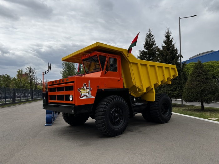 Самый первый БелАЗ. Ещё на ходу. Участвовал в параде 2025 года. Грузоподъёмность 27 тонн.