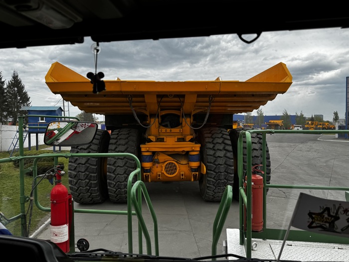 Изображение из кабины 90 тонного самосвала. Не дотягиваем даже до дна кузова монстра на 450 тонн.