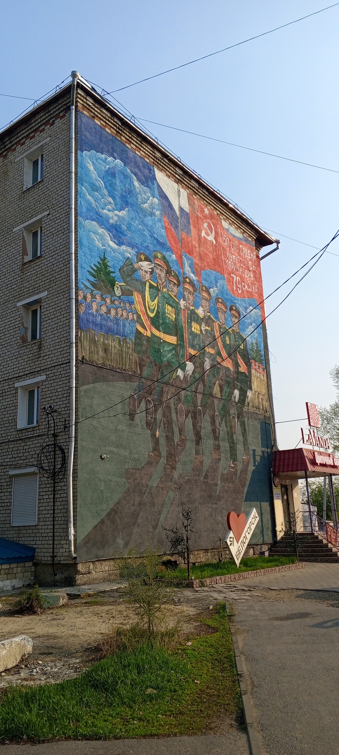 Смуглые солдаты. Похожи на таджиков. Вероятно намёк на то, что скоро и в армии останутся одни мигранты.