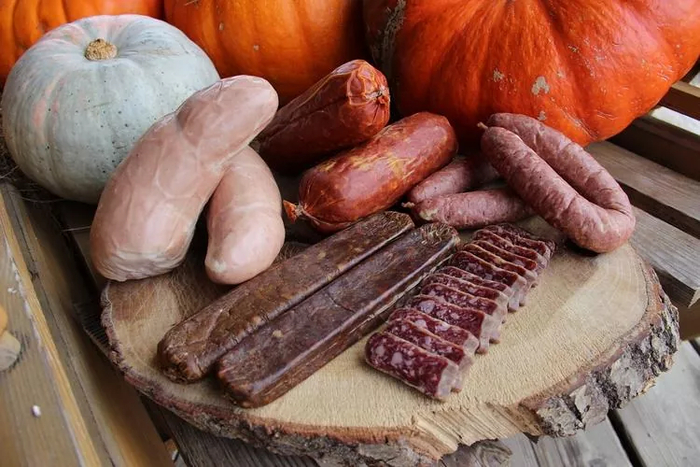 У колбасы из дичи яркий цвет и такой же вкус