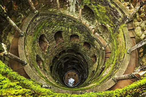 Спиральную галерею колодца Посвящения украшают многочисленные арочные пролеты