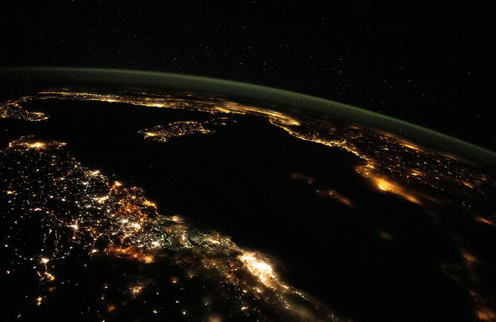 Средиземное море с МКС, ночные огни прибрежных городов.