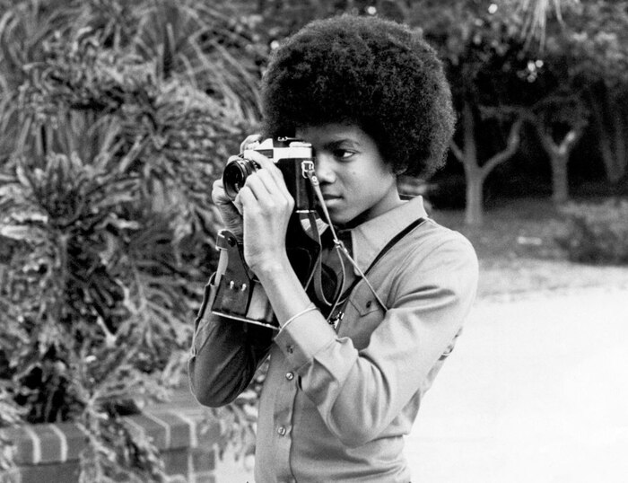 юный Майкл Джексон фотографирует с помощью советского "Зенита", который экспортировался в десятки стран мира, включая США.