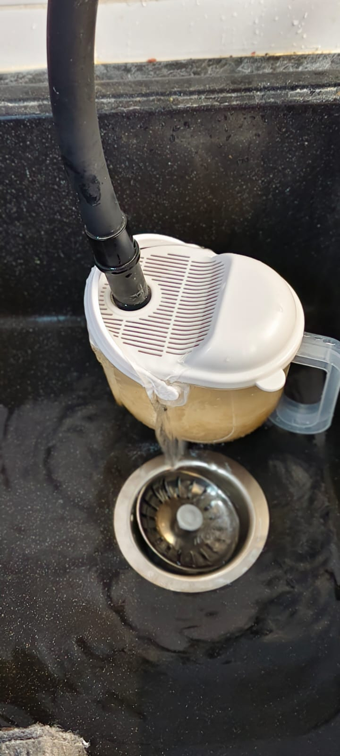 Пока курица маринуется, промываю рис в рисомойке до чистой воды. Для индийской кухни предпочтителен басмати, но у меня просто длинно зерновой.