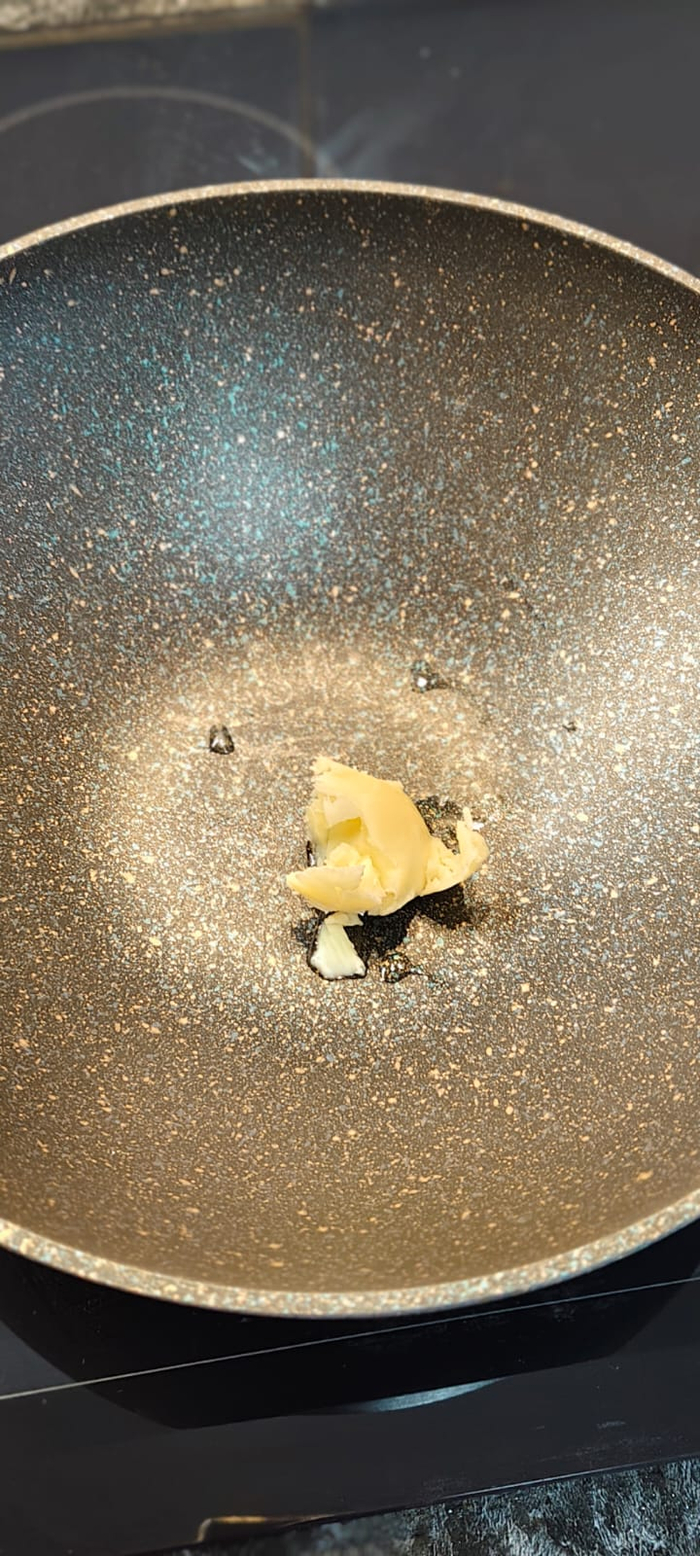 Растапливаю в воке масло гхи