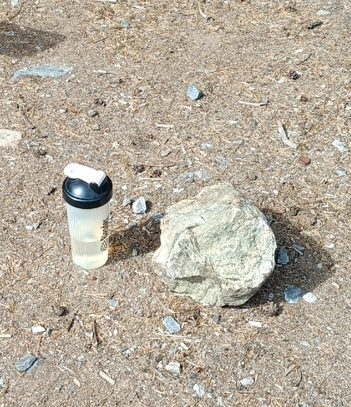 Шейкер с водой для сравнения размера выбранного камушка