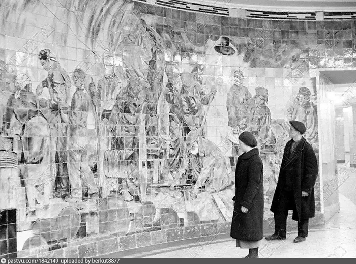 Пассажиры рассматривают панно, посвящённое метростроевцам, на станции "Комсомольская", 1935. Автор фото: Б.Е. Вдовенко. С сайта <!--noindex--><a href="https://pikabu.ru/story/kak_rabotalo_moskovskoe_metro_v_pervyie_dni_posle_otkryitiya_v_1935_godu_12738805?u=http%3A%2F%2Fwww.pastvu.com&t=www.pastvu.com&h=3a9dc09f3a362ad923b8078d477795b9581f7c33" title="http://www.pastvu.com" target="_blank" rel="nofollow noopener">www.pastvu.com</a><!--/noindex-->.