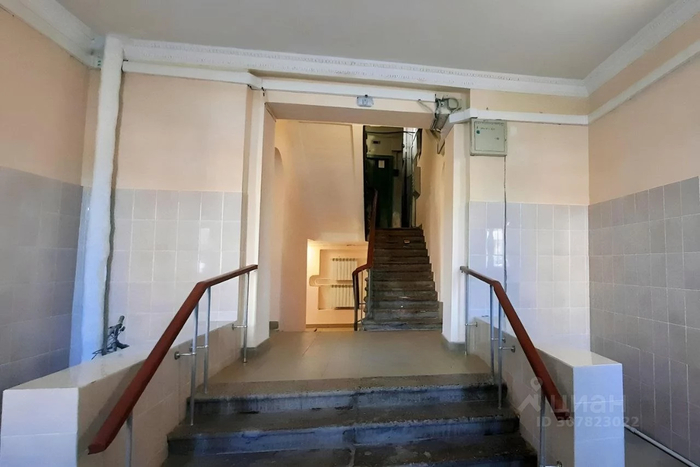 Вид в сторону лестницы и лифта, 2025.