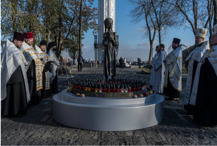 Памятник в Киеве в память о жертвах Голодомора — организованного Кремлём голода, унёсшего жизни миллионов украинцев в 1932–1933 годах (прим. и не важно, что люди умирали в это время и в других регионах, в том числе русские в Поволжье)