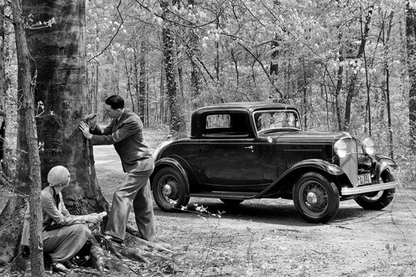 1932 Ford Deluxe 3-window Coupe