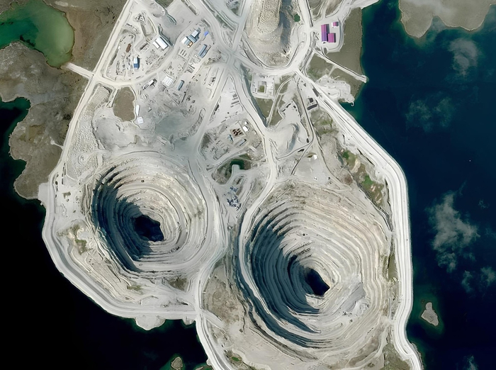 Алмазоносное месторождение - рудник "Экати" в Канаде.