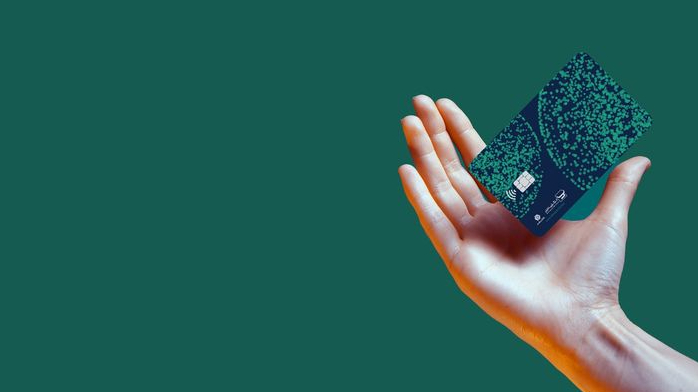 Обращайте внимание на годовое обслуживание и дополнительные бонусы. Даже исходя из этих опций, можно принять правильное решение по оформлению карты.