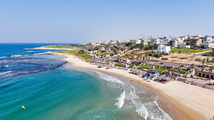 Вид с воздуха на пляж в Тель-Авиве. Фото Гая Йекиели/Муниципалитет Тель-Авив-Яффо