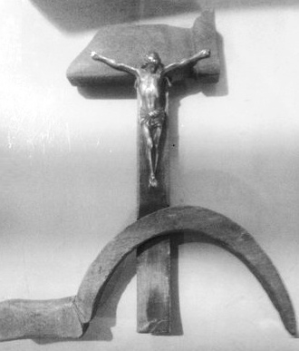 Копия "Коммунистического распятия", вырезанного о. Луисом Эспиналем, подарена Эво Моралесом Папе Франциску в июле 2015-го, когда тот молился на месте убийства в Вилья де лас Нуэвас.