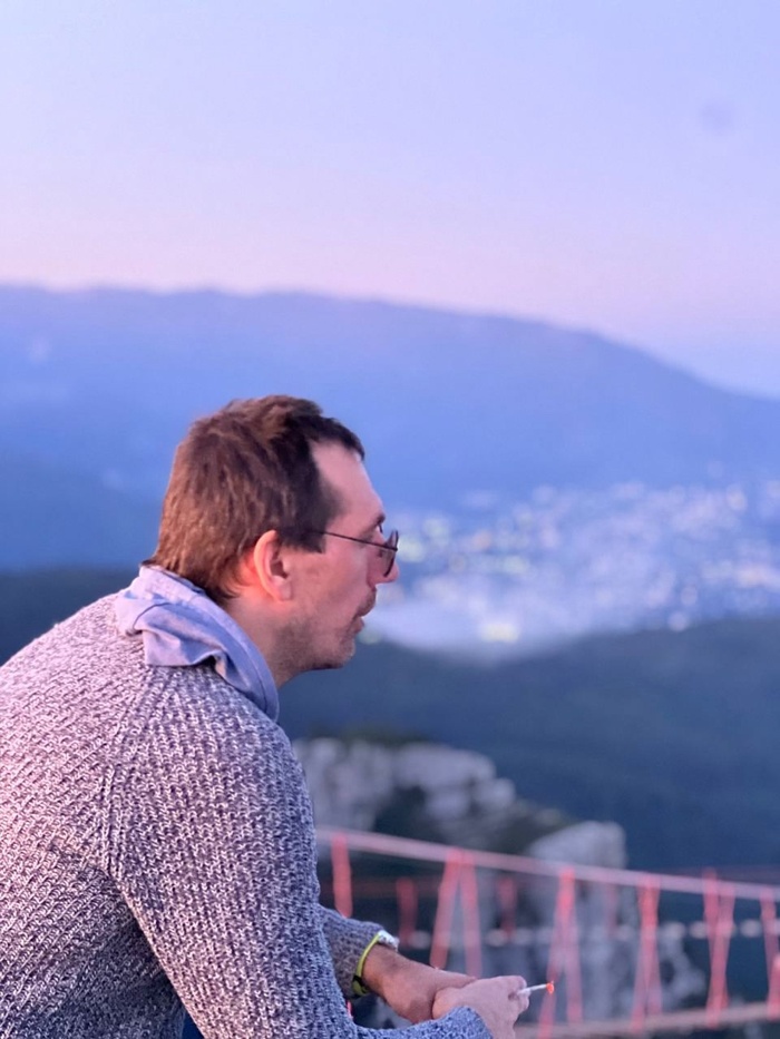 Практикуюсь в роли фотографа. Глафирий на фоне Ялты.