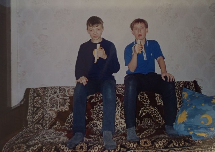 Фотка за 2000-й год вроде. С братом Саней