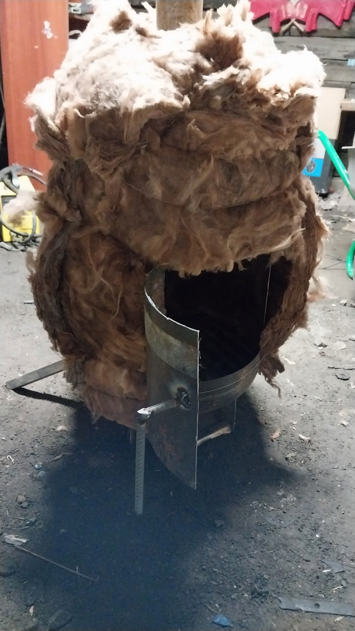 Только дверца не закрыта ватой. Кусок от банного бачка приварен снизу и стал зольником.