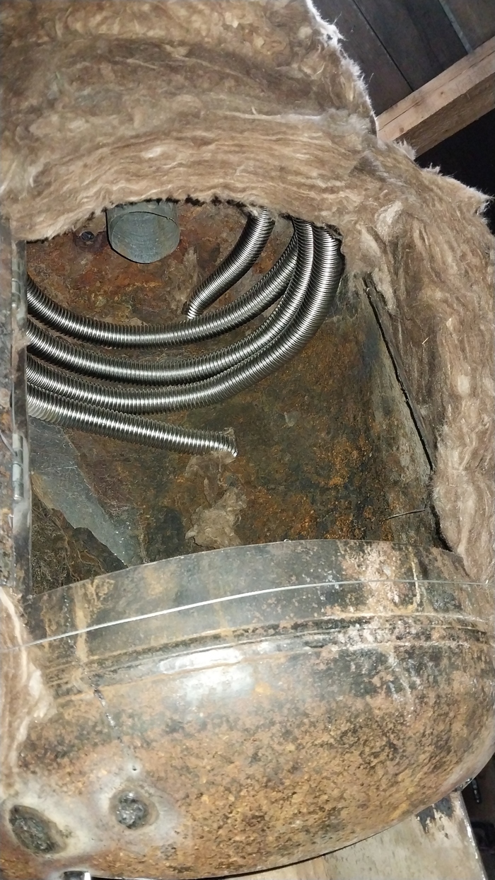 Нержавейка свернута змейкой и располагается в самом верху конструкции.