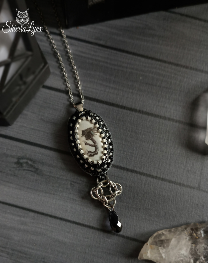 Японский бисер, керамический кабошон, капля Сваровски, кольчужный элемент, стальная фурнитура, пайетки, изнанка - искусственная кожа. Размер кулона 2х6,5см, длина цепочки 45см (можно удлинить)