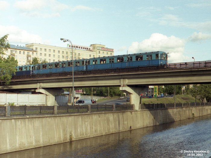 Преображенский метромост в 2002 году. Вид от Русаковской набережной. Автор фото: Д. Касаткин. Отсюда: <!--noindex--><a href="https://pikabu.ru/story/unikalnyiy_metromost_v_moskve_o_kotorom_nikto_ne_rasskazyivaet_12762955?u=https%3A%2F%2Ftransphoto.org&t=https%3A%2F%2Ftransphoto.org&h=ac7c150d13708c04b8c14c2eb8e6742bdfd80dcf" title="https://transphoto.org" target="_blank" rel="nofollow noopener">https://transphoto.org</a><!--/noindex-->