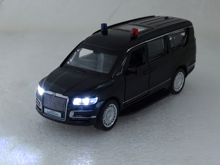 Рис. 11. Модель автомобиля Аурус «Арсенал» от «Технопарк» с горящими фарами