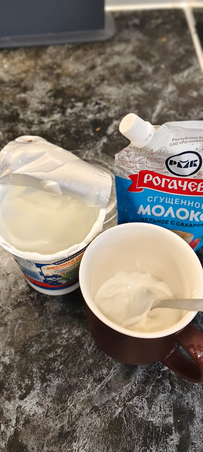 Делаю смесь из сметаны и сгущенки