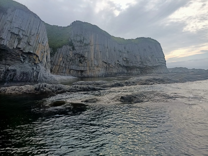 Группа решила подняться по веревке и дойти до другой стороны мыса сверху. Я решил не рисковать ногой и остался купаться дальше.