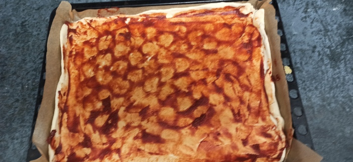 Мажем томатной пастой, я использовал Иранскую какую то, состав хороший и цена.