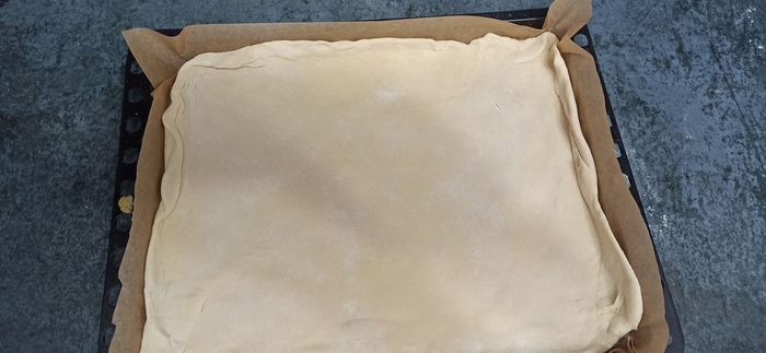 Тесто готово, раскатываем его и закидываем в форму на бумагу с wildberriesa большой рулон сразу купил, куда дешевле чем в магните покупать.