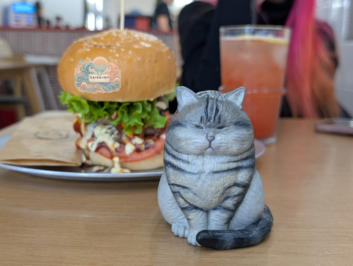 Бургер неплохой. Но не настолько, чтобы улыбаться.