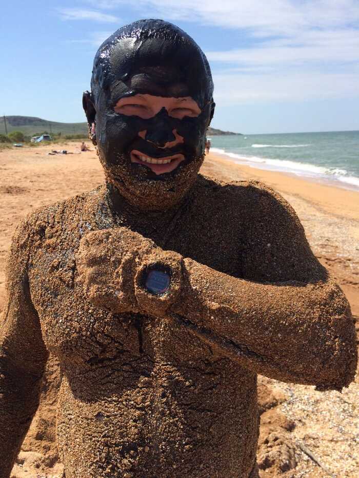 (Это шутка, фото сделано в 2015г., п.Курортное, Крым, грязевое озеро Чокрак)