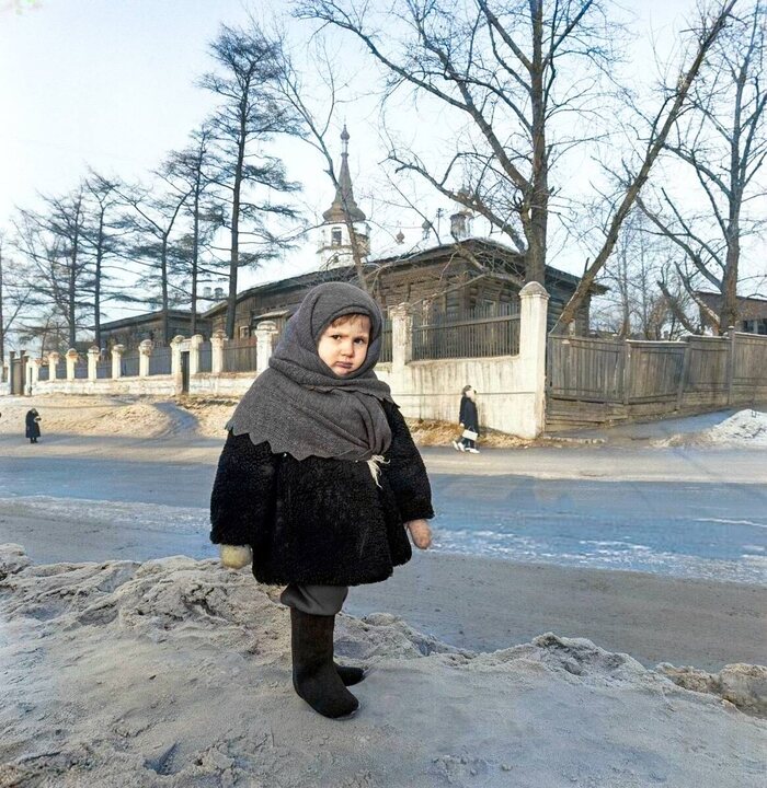 Девочка укутанная платком. Иркутск, 1964 год.