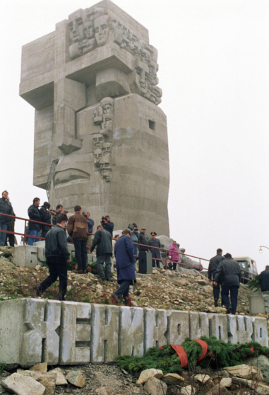 Церемония открытия монумента "Маска скорби", скульптор – Эрнст Неизвестный, архитектор – Камиль Казаев