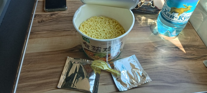 Внутри были 2 пакетика(что разочаровало после лапши с яйцом), но пакетик с овощами был плотно набит, а во втором оказался густой бульон