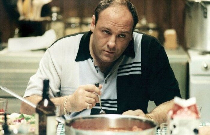 Сериал "Клан Сопрано". Исполнитель главной роли "Тони Сопрано" - актёр Джеймс Гандольфини.