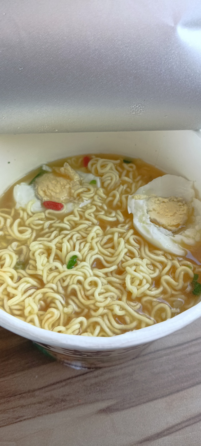 В поезде все с уважением смотрели на мой парящий чан лапши, и после того как аромат разнёсся по плацкарту, люди суетливо забегали со своими скромными тарелочками с дошираком и стаканчиками с сухой картошкой:)