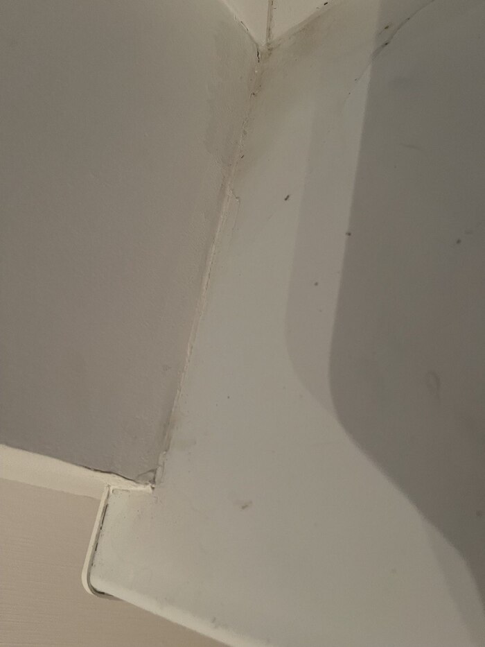 Почему мы требуем за 300 р книгу без повреждений, за 3000 фильтр без брака, за 225 тыс тв без сколов и царапин? А квартиры за десятки миллионов вот такие неаккуратные бомжеватые мы терпим? Кто застройщику создал "кризис, не покупают"?