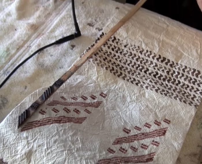 Применения штампов при окрашивании тапы. Фото с сайта <!--noindex--><a href="https://pikabu.ru/story/tapa_polineziyskaya__12785763?u=http%3A%2F%2Fmavink.com&t=mavink.com&h=991cf874aa8f729670545b8dfc8497e9c2a6cadc" title="http://mavink.com" target="_blank" rel="nofollow noopener">mavink.com</a><!--/noindex-->.