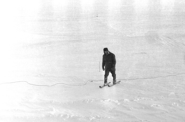 Евгений возвращается с работы.