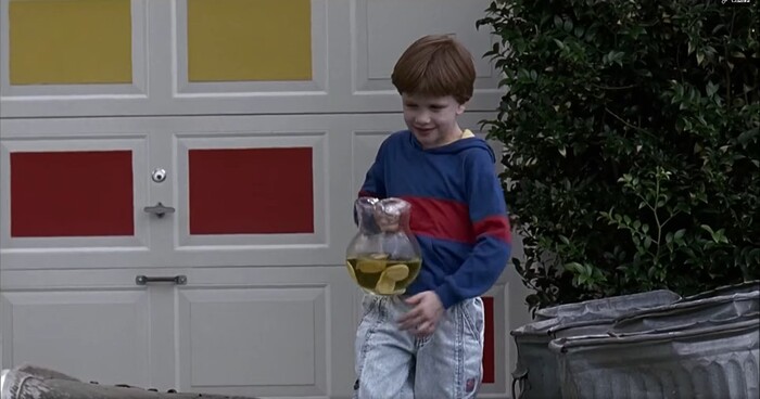 Лимонад. Кадр из х/ф "Трудный ребенок" 1990 - Problem Child