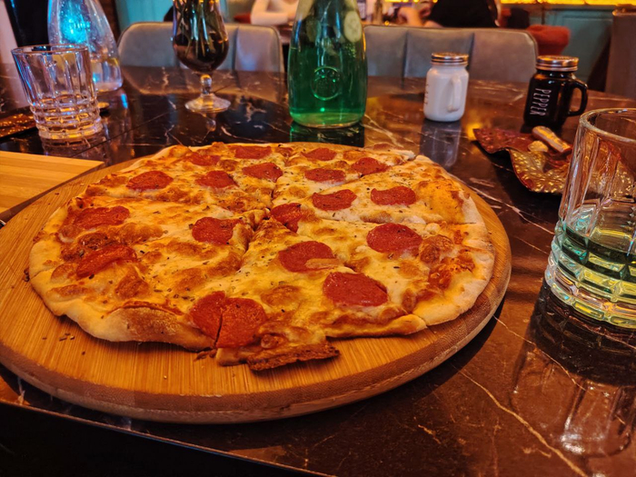 Пицца пепперони - 22 лари, около 650 рублей