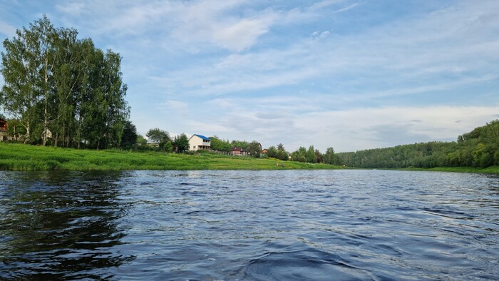 Берег Волги, усыпанный домами. Для тихого ночлега это, увы, не вариант.