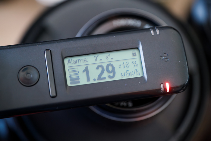 Гамма-фон вплотную к передней линзе