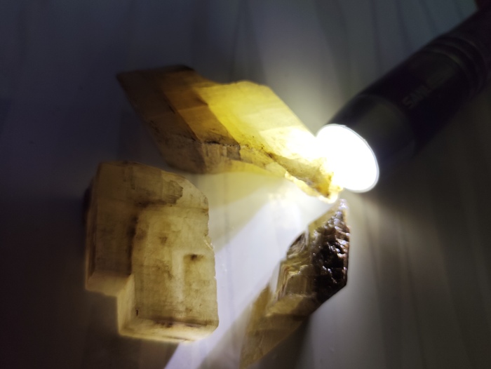 Ортоклаз просвечивается фонариком.