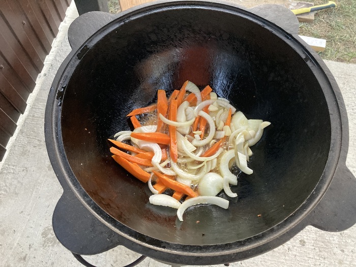 Картоху вынули, лук морков засунули. Жарится.