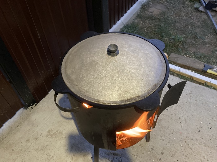 Крышку закрыли, дальше тушится. Минут двадцать норм.